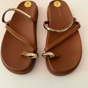 Madden Girl Sandy Brown Toe Loop  Slide Sandals with Gold Accents Women’s 7 NEW